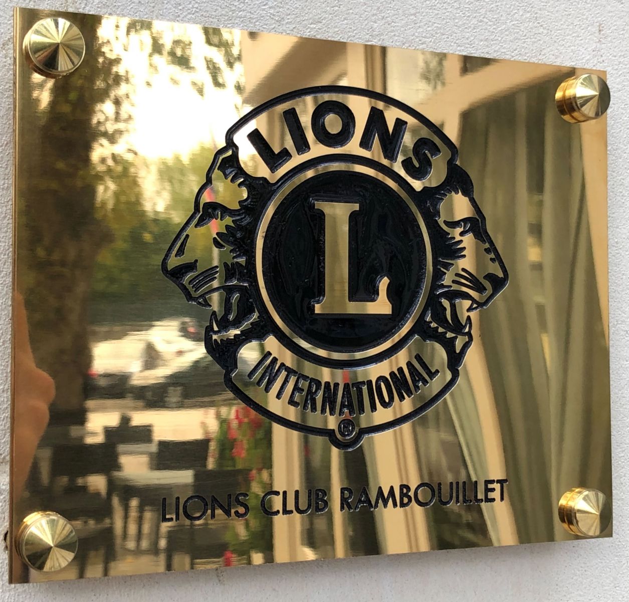 Plaque laiton doré 0.25µm Gravure + peinture noire pour le Lions Club de Rambouillet